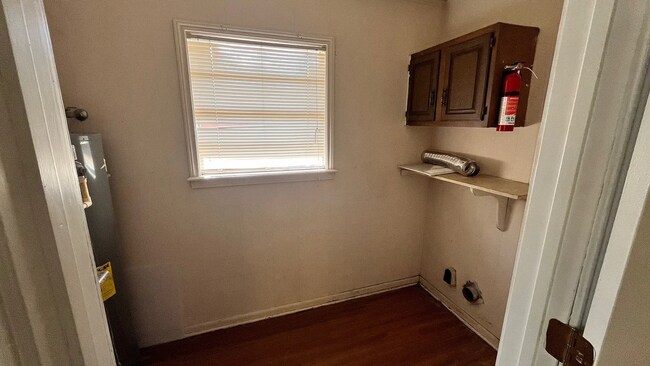 Building Photo - 4 Bed / 2 Bath Home with Fenced Backyard