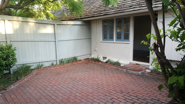 Building Photo - 8533 Rosewood Ave