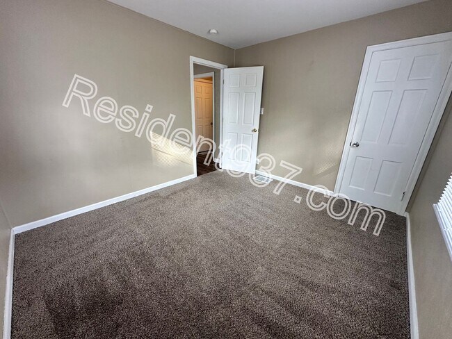 Building Photo - 3 Bed 1 Bath Home