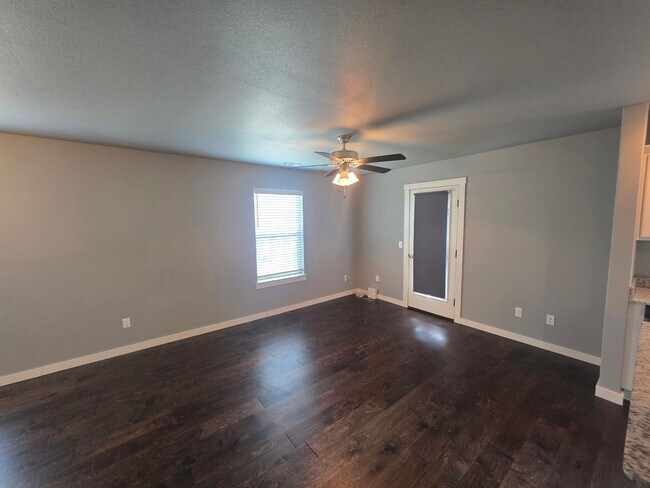 Building Photo - Nice 2 bedroom near I-49