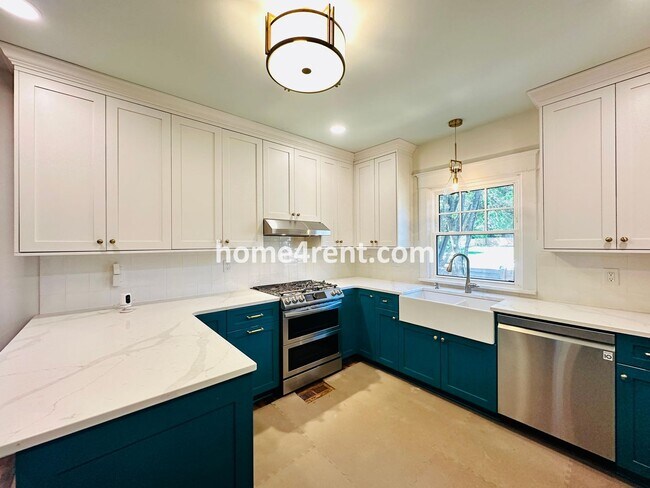 Building Photo - Beautiful, KCMO Home with Historic Charm, Updated Kitchen, Wood Floors and a Fenced Yard!