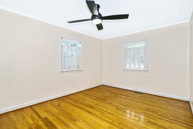 Building Photo - 1510 Crescent Dr