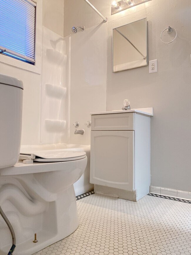 Building Photo - Move-in special. 3 bed 1 bath with a detached garage and large driveway $1250