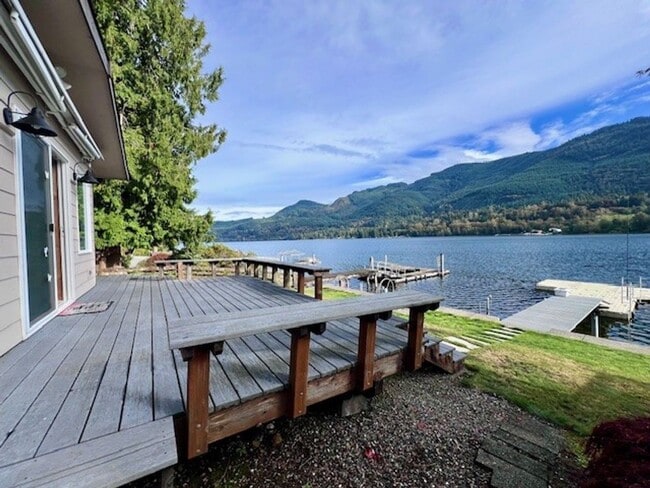 Building Photo - Fully Furnished Short Term Rental Right on...