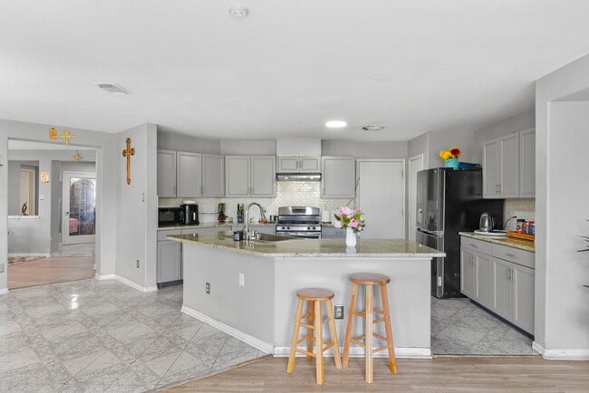 Building Photo - 1022 Americana Dr