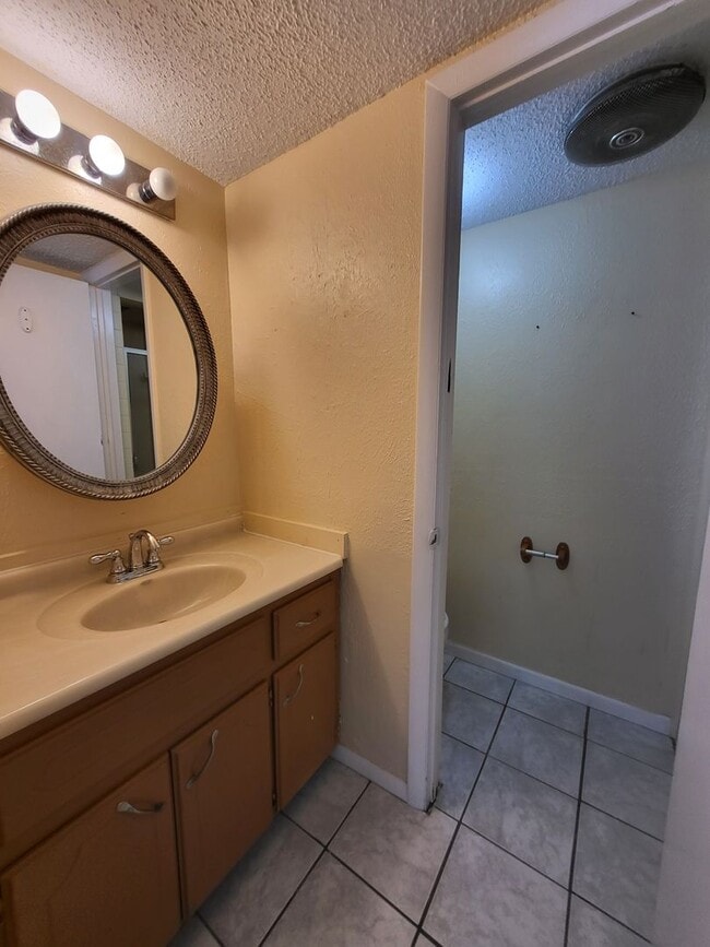 Building Photo - (2) Bed+Study/(2.5) Bath Townhome w/ Pool Access! Available NOW!