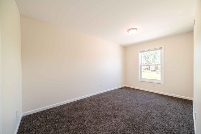 Building Photo - 156 Leicester Ct