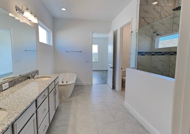 Building Photo - 15709 Vetta Dr