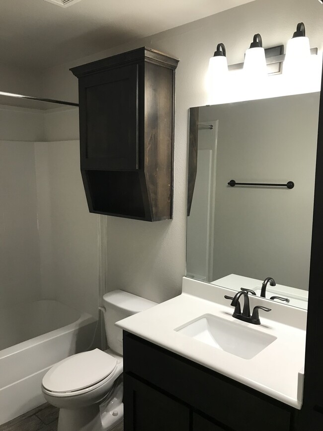 Building Photo - 2 bed/2 bath Duplex - Ready 1/14/2026 - Text 201-231-7228