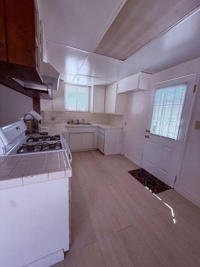 Building Photo - AWESOME 3 BEDROOM 1 BATH HOME