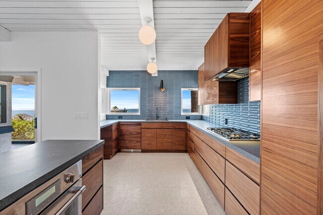 Building Photo - 7512 Rindge Ave