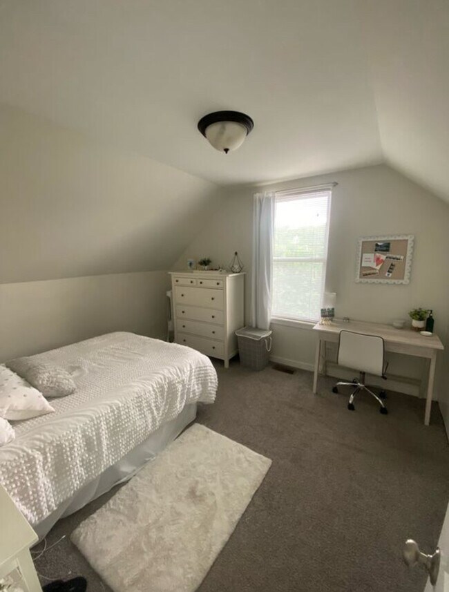 Building Photo - 1644 N Hermitage Ave