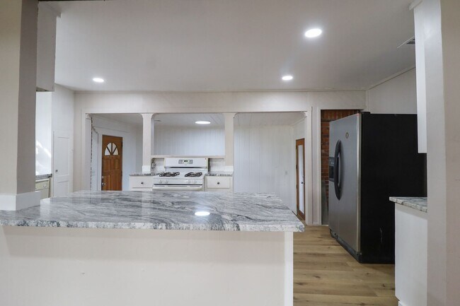 Building Photo - Midtown 2 Bedroom Gem! Available for move in immediately!