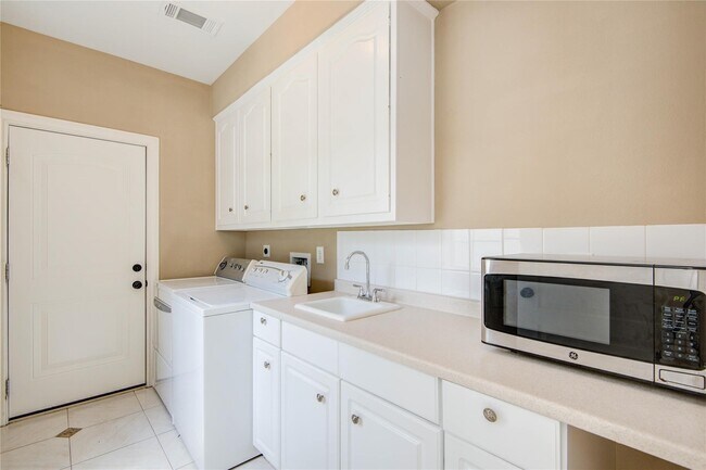 Building Photo - 5202 Summer Snow Dr