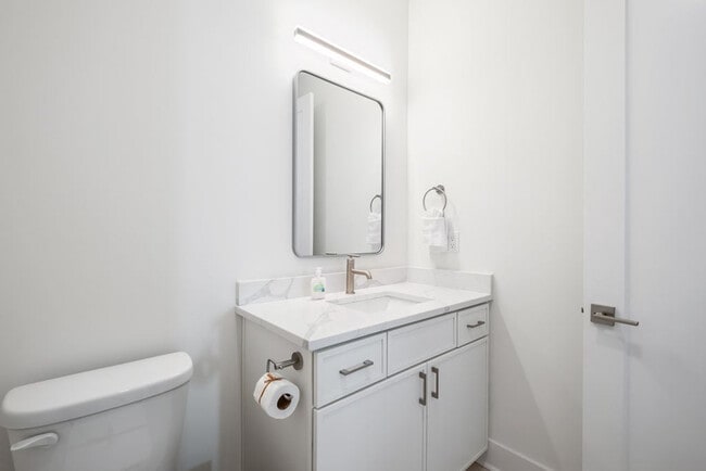 Building Photo - 31 Sarah St