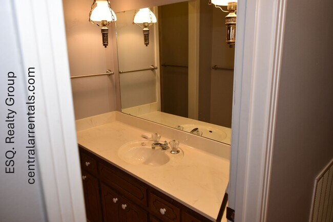 Building Photo - 4512 Somers Ave