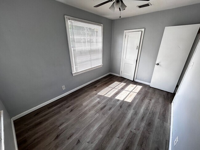 Building Photo - Steal of a Deal! 3/1 on Eastside under $1k...