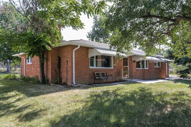 Building Photo - 2408 Lake Dr