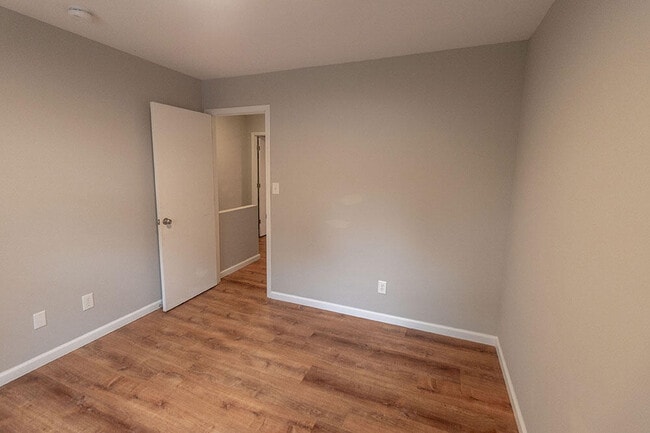 Building Photo - 4620 W Bainbridge Dr