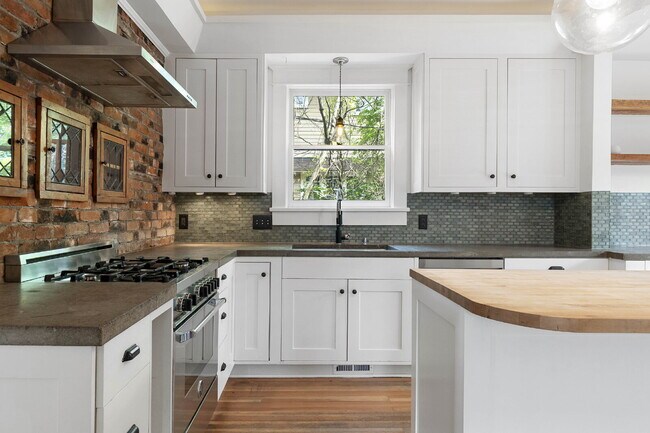 Building Photo - Beautifully Restored 3-Bedroom Home in Historic Section of Oregon City