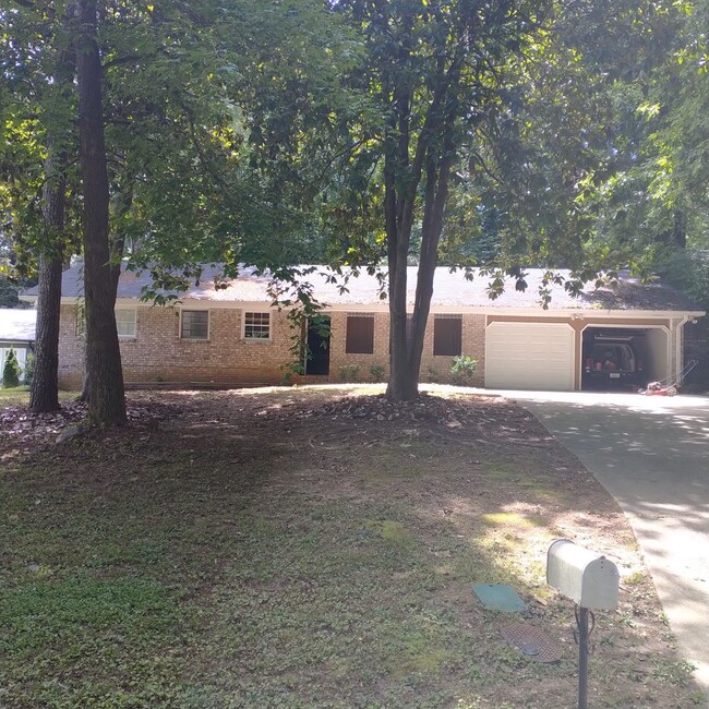 Primary Photo - Move In Ready Spacious 3 Bedroom Home Conv...