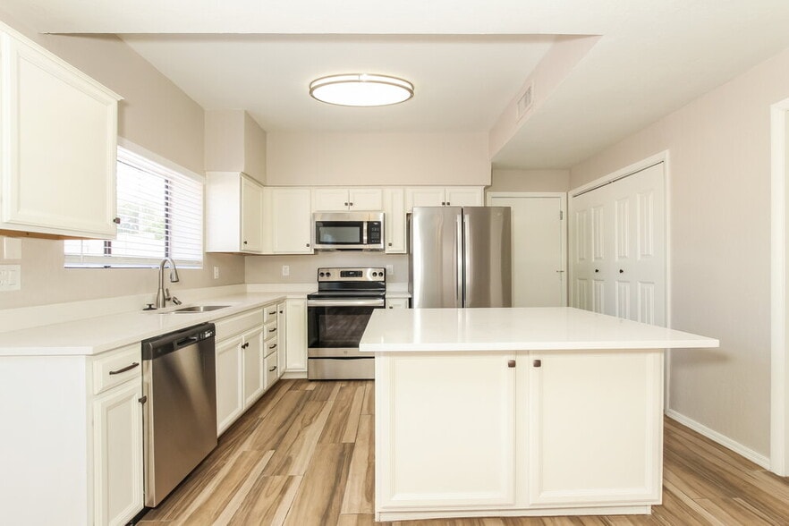 Building Photo - 4546 E Villa Theresa Dr
