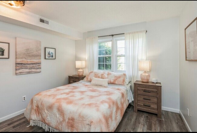 Building Photo - 1100 E 6th St