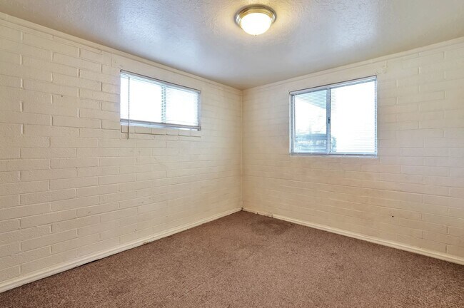 Building Photo - Unique Tri-Plex