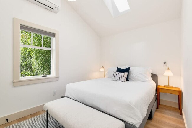 Building Photo - 3224 13th Ave W