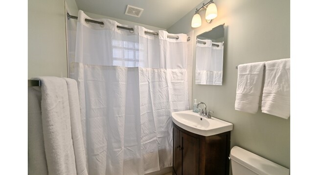 Main Bathroom - 5940 N Lydell Ave