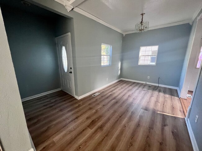 Building Photo - CHESAPEAKE - CUTE RENOVATED 3 BEDROOM COTTAGE