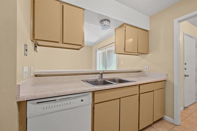 Building Photo - 807 Castle Ridge Rd