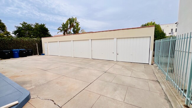 Single Car Garage - 1064 S Orange Grove Ave