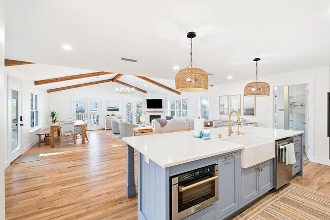Building Photo - 383 Lakeview Dr