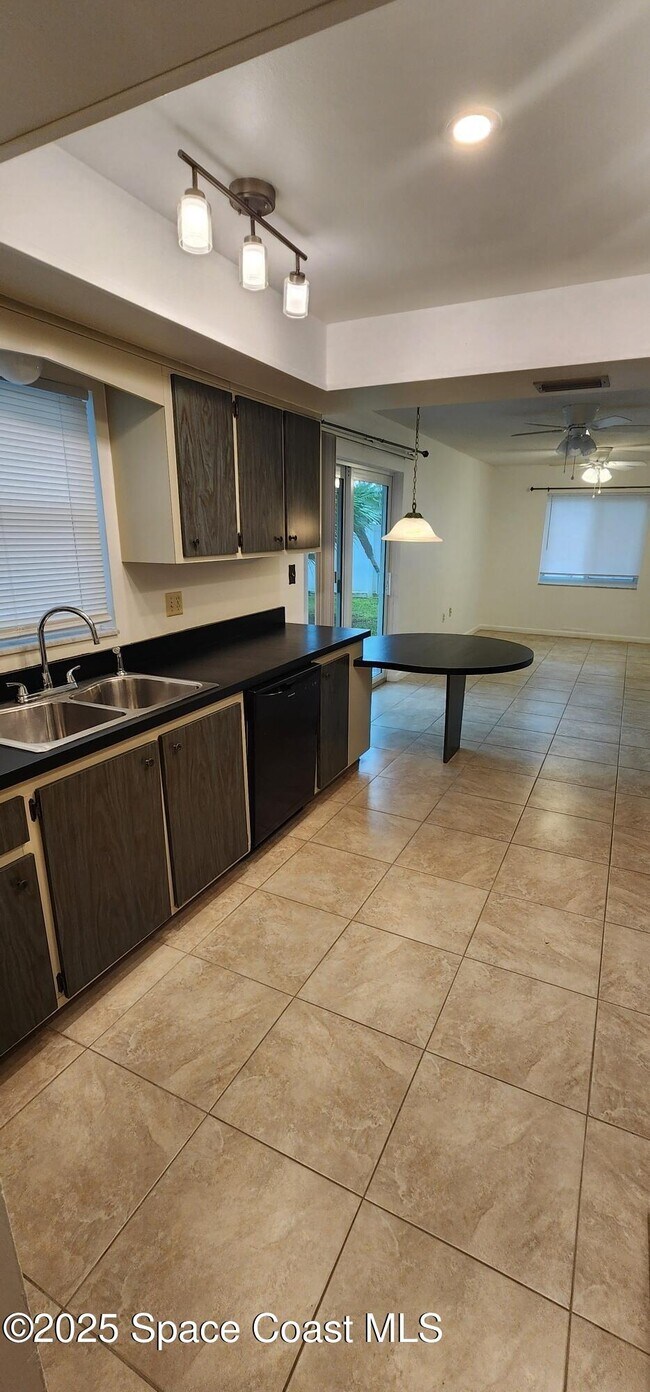 Building Photo - 109 Vía Havarre