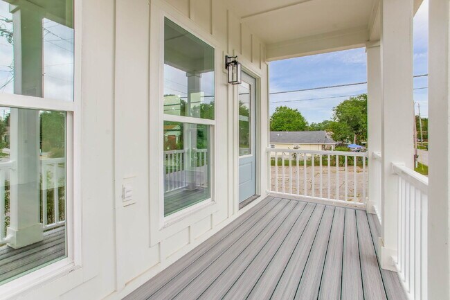 Building Photo - Brand new construction just minutes from downtown Pensacola and a quick trip to the beach. Ready ...