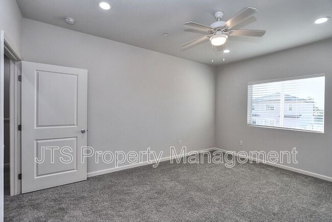 Building Photo - 5 Oak Manor Way