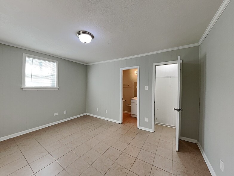 Building Photo - 2611 Lake Harbin Rd