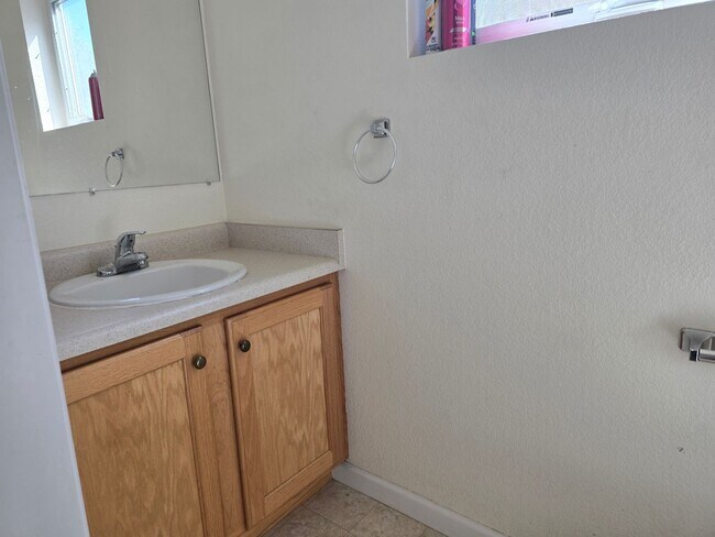 Building Photo - Three-bedroom condo in Denver boasts a lar...