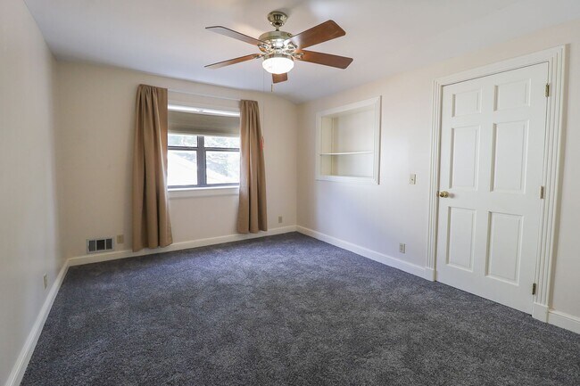 Building Photo - Updated Move In Ready 3-Bedroom Home, Grea...