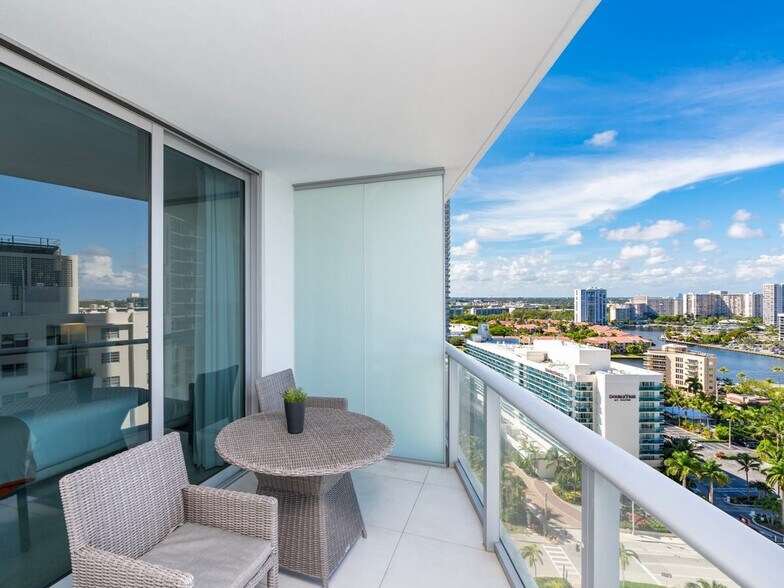 Building Photo - 4011 S Ocean Dr