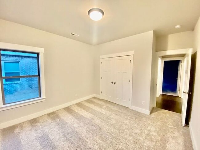 Building Photo - Great location in Athens