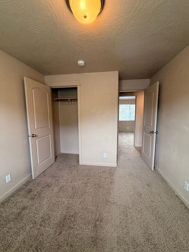 Building Photo - 3-Bedroom Duplex in Lowell