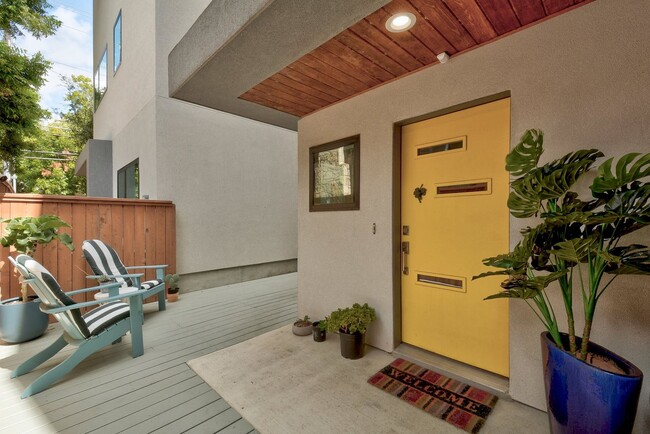 Building Photo - South Austin 3x3.5 Townhome @Bluebonnet Lane