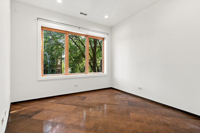 Building Photo - 2334 W Medill Ave