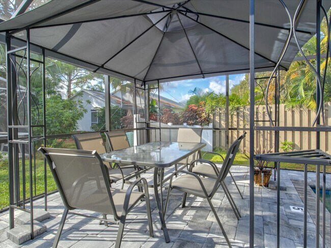 Building Photo - 5884 Milton Ave