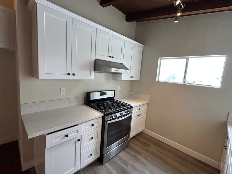 Kitchen - 2450 Beverley Ave