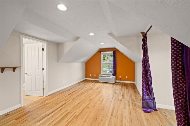 Building Photo - Bright and Spacious Home on Cascades Rd