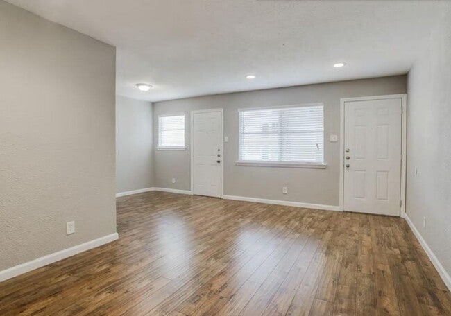 Building Photo - 950 Live Oak St