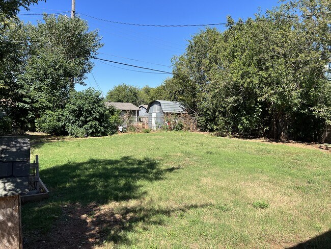 Building Photo - 605 SE 72nd St